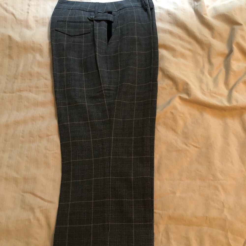 Preowned Nine West Capri pants.